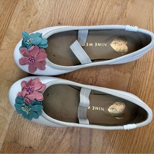 Nine West Kids White Ballet Flats with Flower Embellishment Elastic Strap Size 1